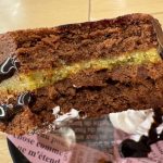 濃厚なチョコケーキにかぶりつくと、ザクっとした小気味のいい食感のカダイフとピスタチオチョコが