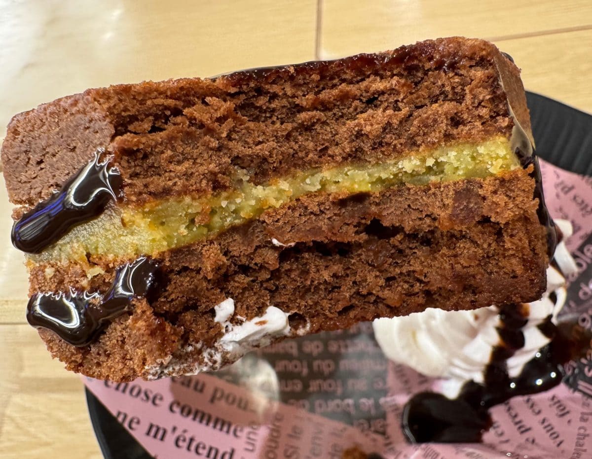 濃厚なチョコケーキにかぶりつくと、ザクっとした小気味のいい食感のカダイフとピスタチオチョコが