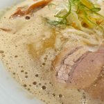 注文ごとに生姜・ニンニク・すり胡麻を加え、鍋で熱を加えるというこだわりも