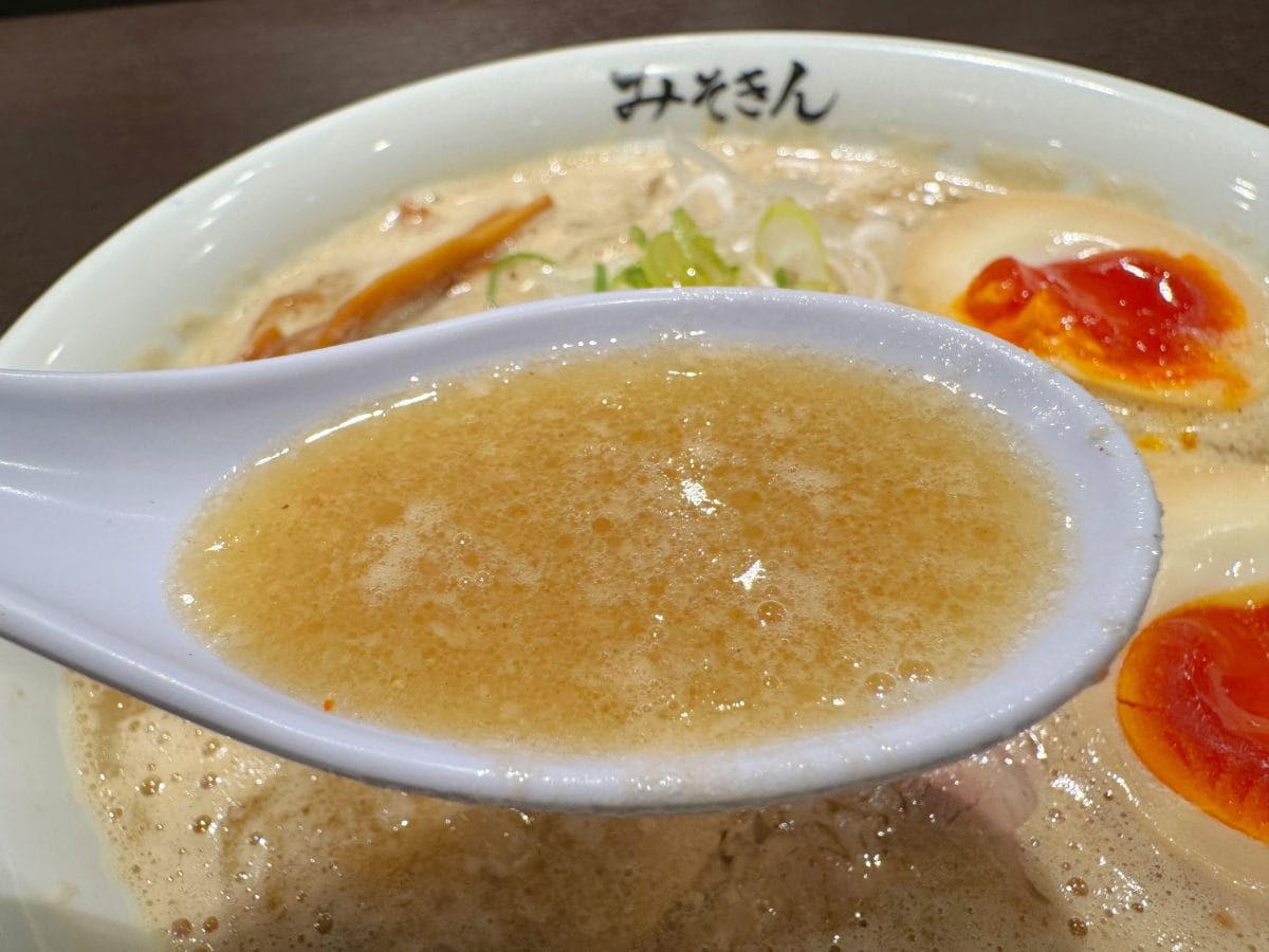 豚骨と鶏がらを別々に炊き出したWスープと、新潟白味噌をベースに複数の味噌をブレンドした特製ダレが織りなすスープは、濃厚で芳醇な味わい