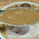 平子煮干しを中心に4種類の煮干しを“三段仕込”で炊き上げたという濃厚な味わいのスープは、煮干しの旨みが凝縮された奥深い味わいです