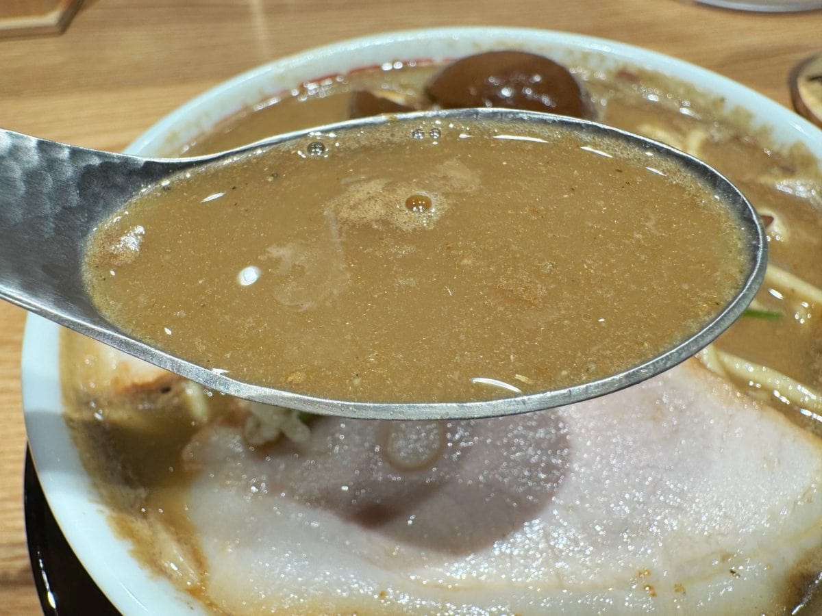 平子煮干しを中心に4種類の煮干しを“三段仕込”で炊き上げたという濃厚な味わいのスープは、煮干しの旨みが凝縮された奥深い味わいです