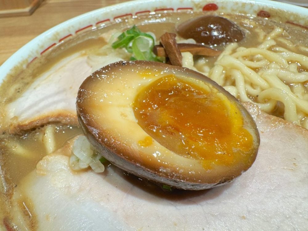 タレがしみ込んだ濃い味の完熟煮卵