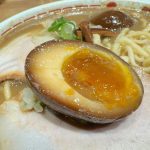 タレがしみ込んだ濃い味の完熟煮卵