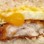 千切りキャベツやチキンカツの存在感が際立ち、全体のバランスがとれた王道の美味しさを楽しめます