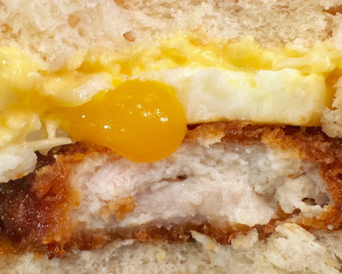 千切りキャベツやチキンカツの存在感が際立ち、全体のバランスがとれた王道の美味しさを楽しめます