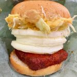 限定でたまごマシマシの「トリプル月見バーガー」