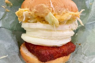 「月見ファン必食の禁断バーガー」オムレツが3枚も!? たまご好きが過ぎるケンタッキーの新作“トリプル月見バーガー”をグルメライターが実食レポート
