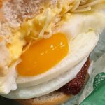 ふんわりとした目玉焼き風オムレツからとろりとなめらかな黄身があふれ出てきます