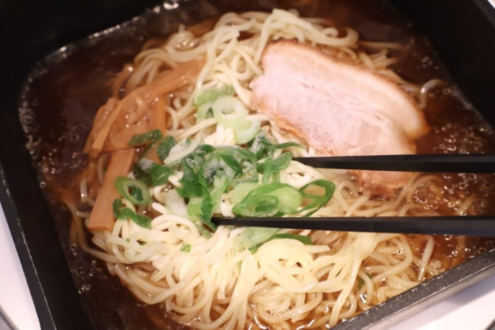 途中、少し麺をほぐすように揺らす
