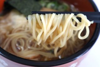 「失敗なしで名店の味はすごい」飯田商店＆カドヤ食堂を再現!? キンレイの“プレミアムな冷凍ラーメン”を実食レポ