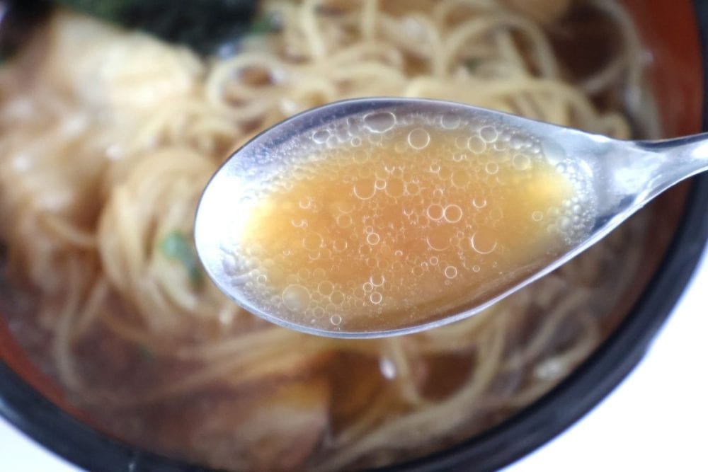 スープは奥行のある醤油感
