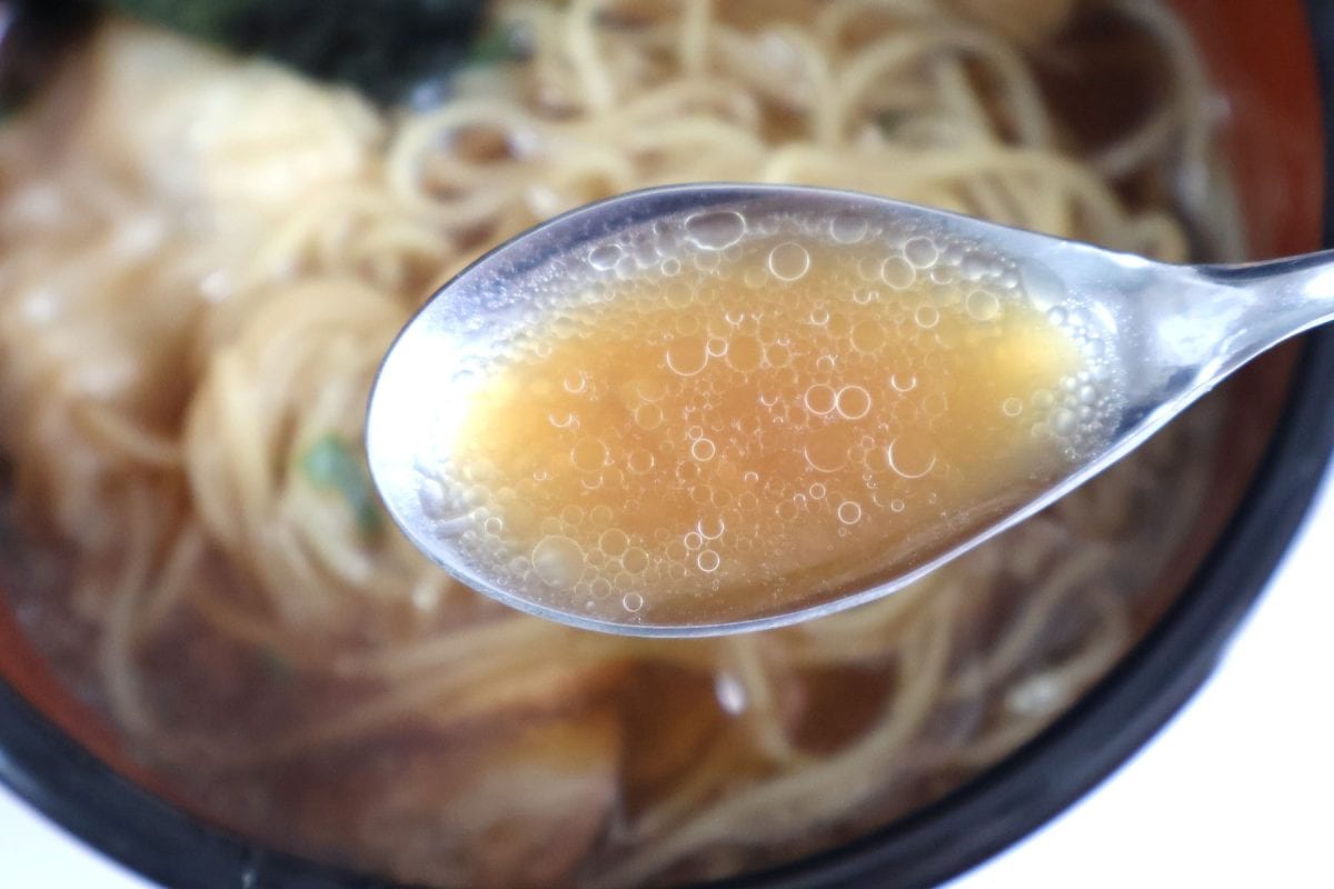 スープは奥行のある醤油感