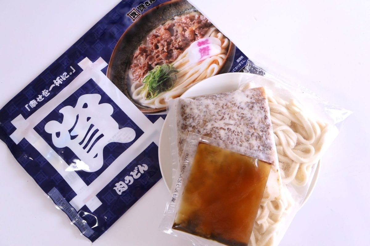 麺、つゆ、肉が入っている