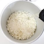 お湯をそそいで5分待つだけでおかゆが完成