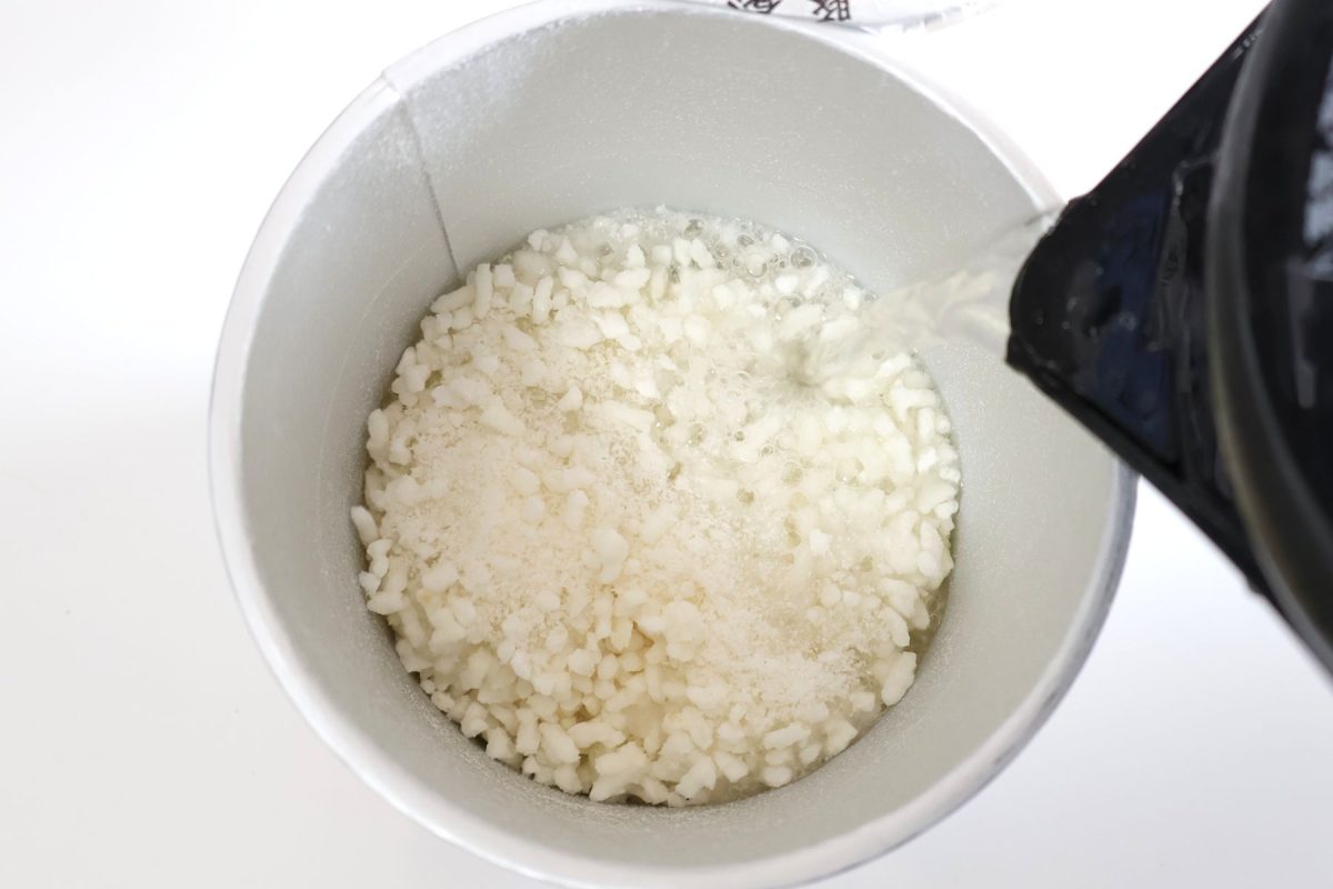 お湯をそそいで5分待つだけでおかゆが完成