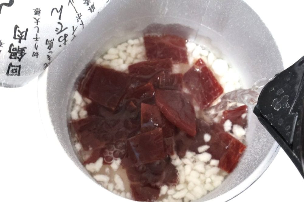 お湯を注ぐ前に一緒に入れておく