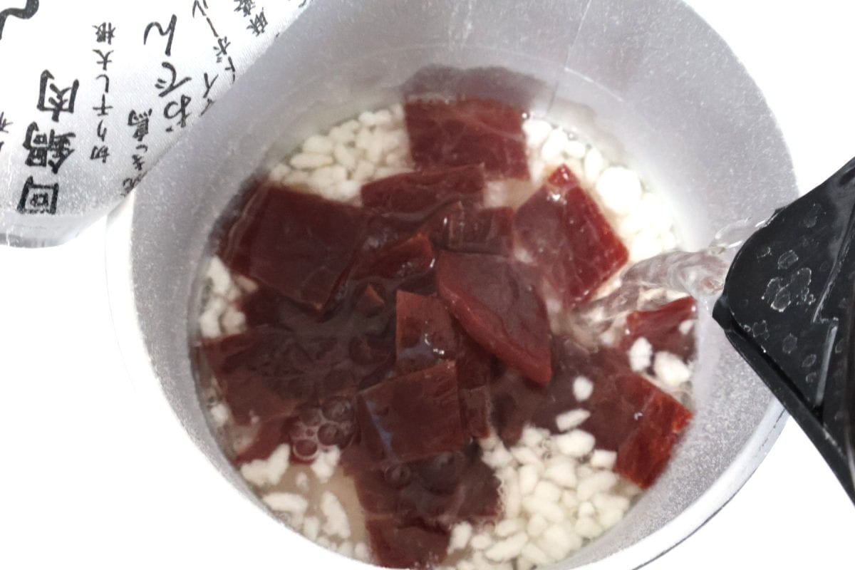 お湯を注ぐ前に一緒に入れておく