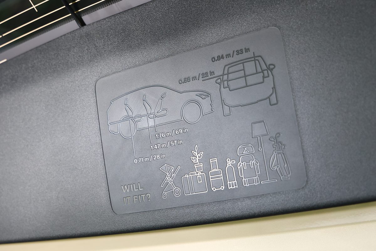 リアゲート裏にはイラストで、ラゲッジのスペース解説がされている