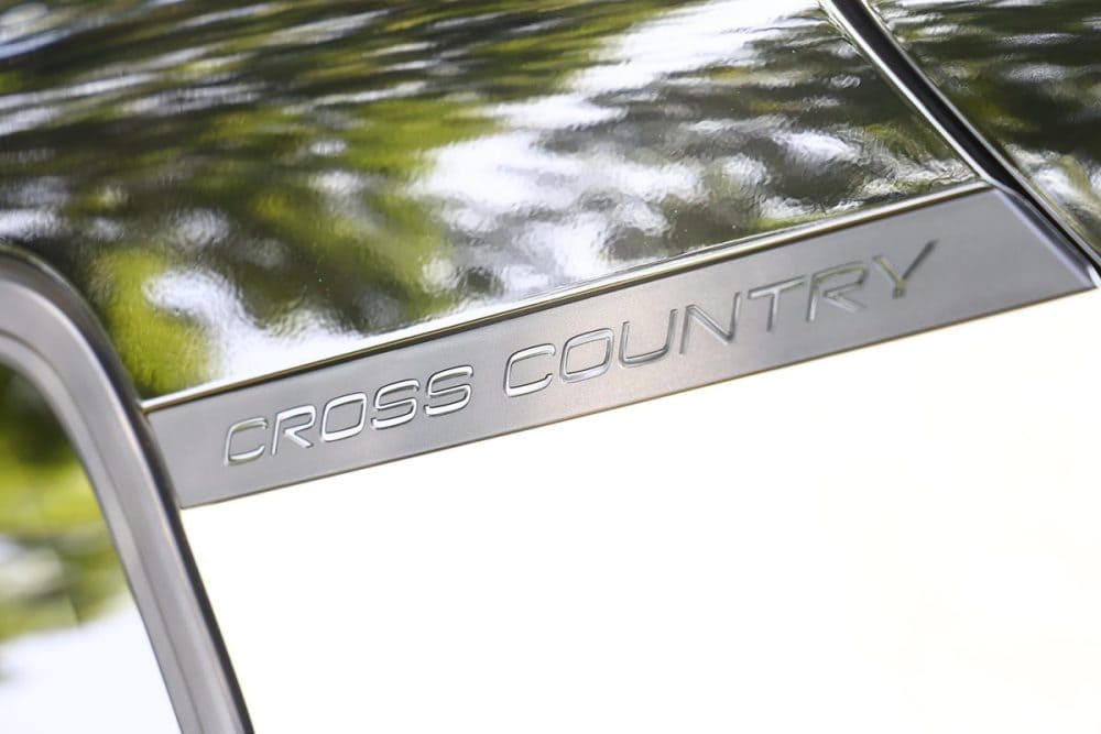 Cピラーとバンパー下に「CROSS COUNTRY」のロゴが入る