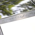 Cピラーとバンパー下に「CROSS COUNTRY」のロゴが入る