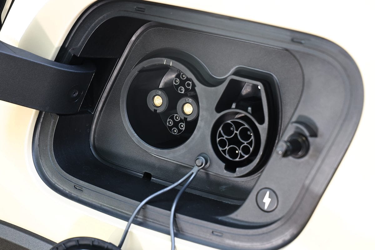 急速充電はCHAdeMOに対応していて、普通充電ももちろん可能。一充電あたりの走行可能距離は約500km
