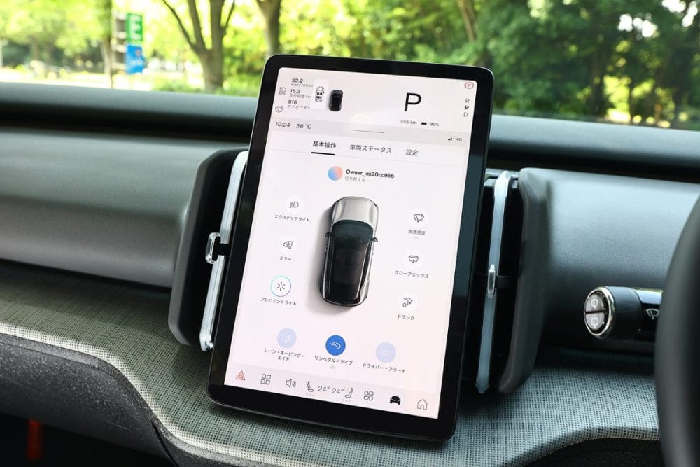 センターには12.3インチのモニターを設置。ドライブモードも含めてここで各種設定や調整が行える