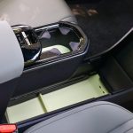 コンパクトながら運転席まわりは収納多め