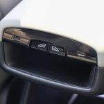 後席にはUSBの充電ポートが2つ設置される。真ん中は窓の開閉スイッチ