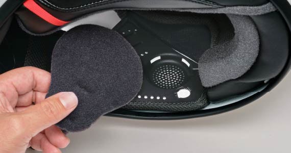 耳元には音の侵入を防ぐイヤーパッドを装備している