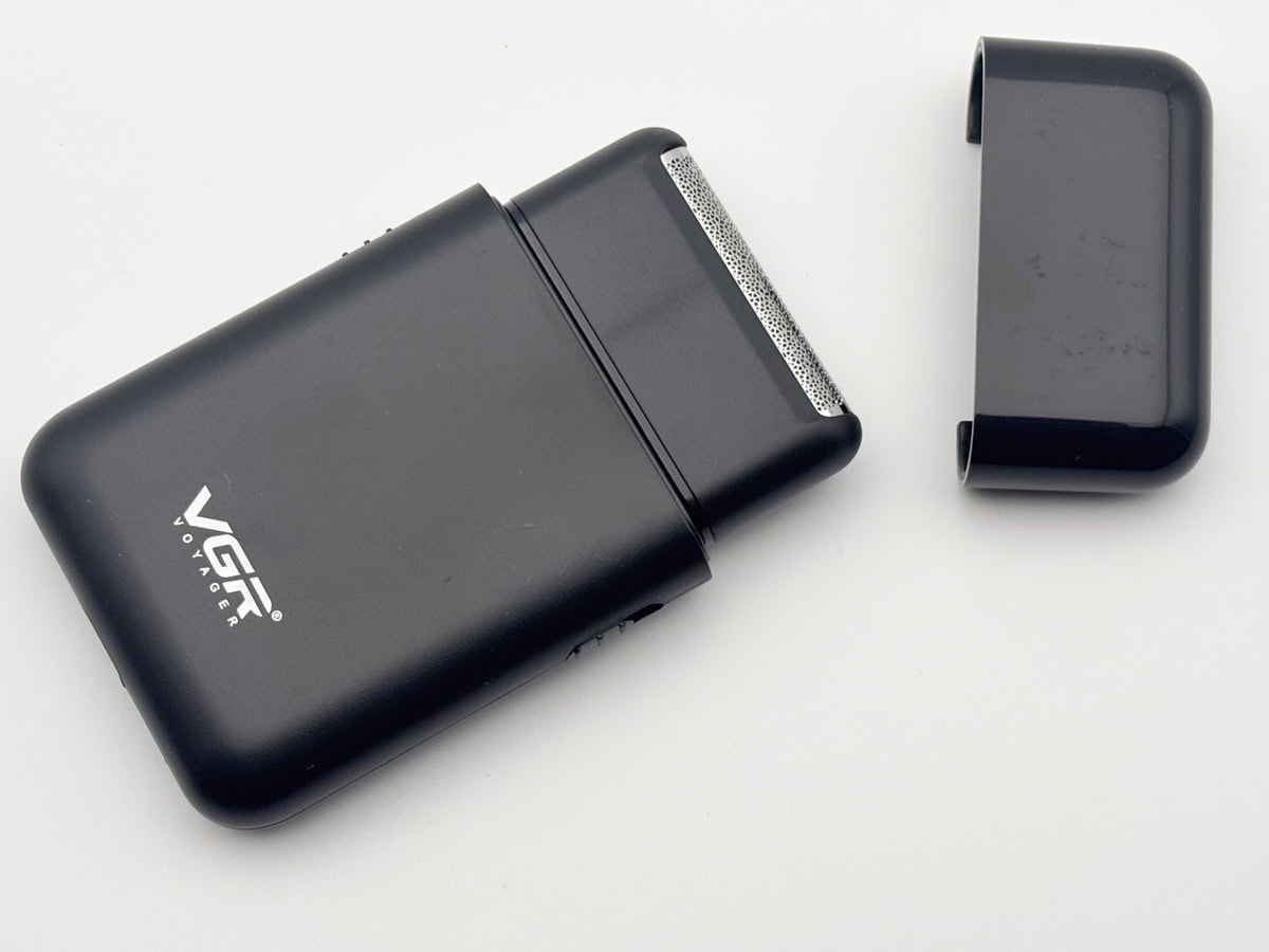 VGR V-390ミニシングルブレードトリマーはシェーバーの外刃を守るキャップがしっかりしているので、持ち運びの安心感がたっぷり