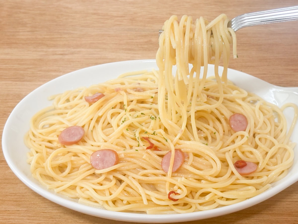 クセになるうまさのやみつきペペロンチーニは400グラムと食べ応えたっぷりですが、パッケージの表記通りくせになるうまさなのでペロリといけます！