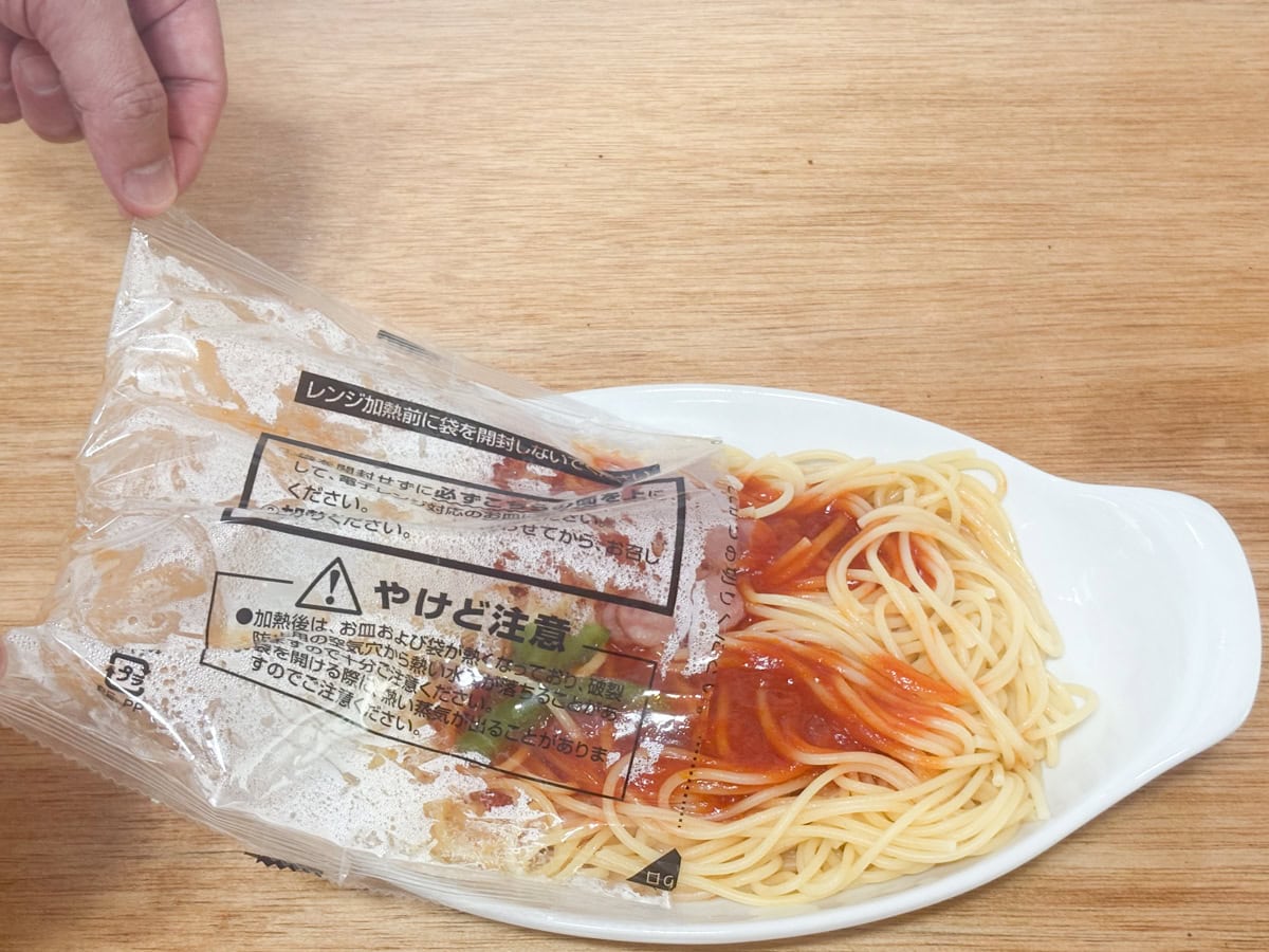 甘い濃厚ソースがポイントのジューシーナポリタンは、洋食店や喫茶店で食べるナポリタンとは違ったジューシーさが新鮮！