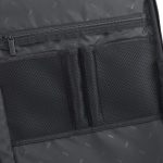 内装に、PC周辺機器を収納するのに便利なファスナーポケットやオープンポケットを配置