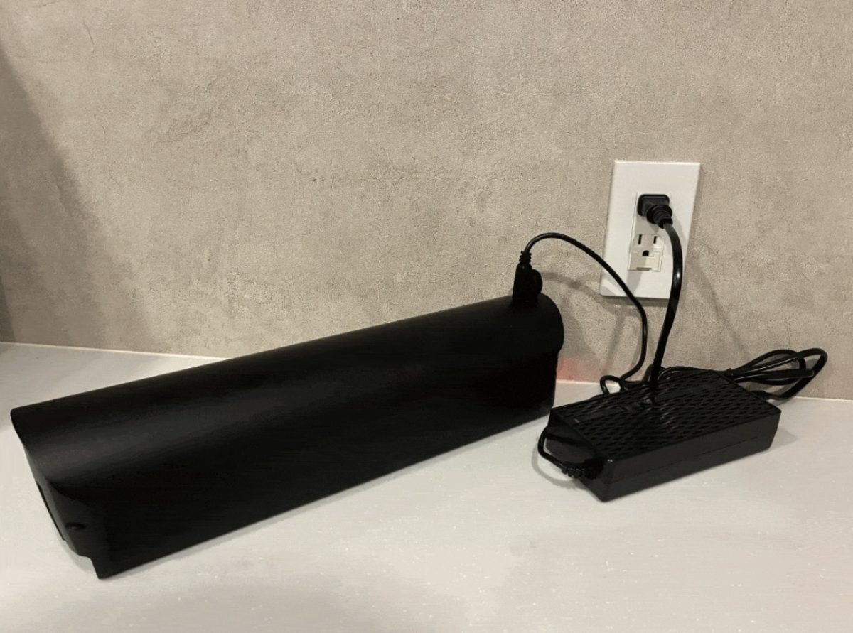 バッテリーを取り外しての充電のほか、車体に搭載したままでも充電は可能