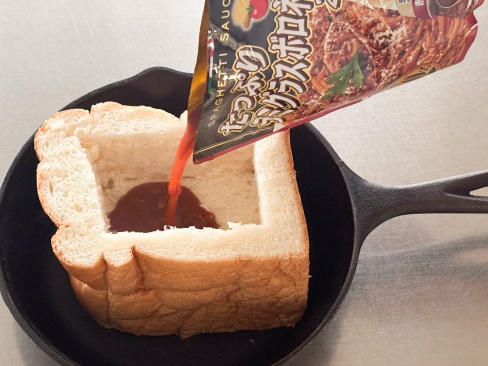 パスタソースを使用すれば、一見手の込んだトーストグラタンが手軽く作れます