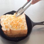 トーストグラタンは、電子レンジに付属するオーブン機能で簡単に焼けました