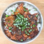 「麻婆なす丼の具」はご飯にかけたそのままでも十分においしいですが、小ネギをトッピングすればアクセントになります
