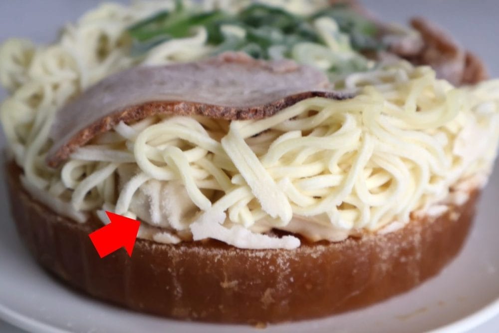 ワンタンがスープと具材の間に挟まれている