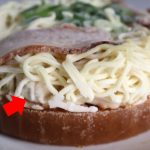ワンタンがスープと具材の間に挟まれている
