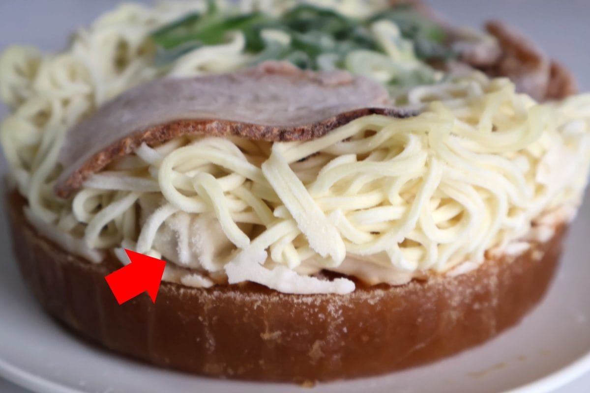 ワンタンがスープと具材の間に挟まれている