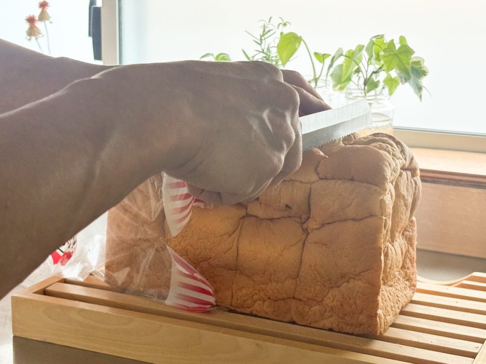 ノンカットの大きな食パンだからこそ、一般的に販売されている4枚切りの厚切り食パンより厚くカットしたい！