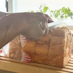 ノンカットの大きな食パンだからこそ、一般的に販売されている4枚切りの厚切り食パンより厚くカットしたい！