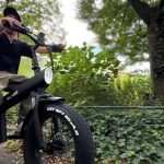 ファットタイヤ＆MTBサスペンションで未舗装路も快適