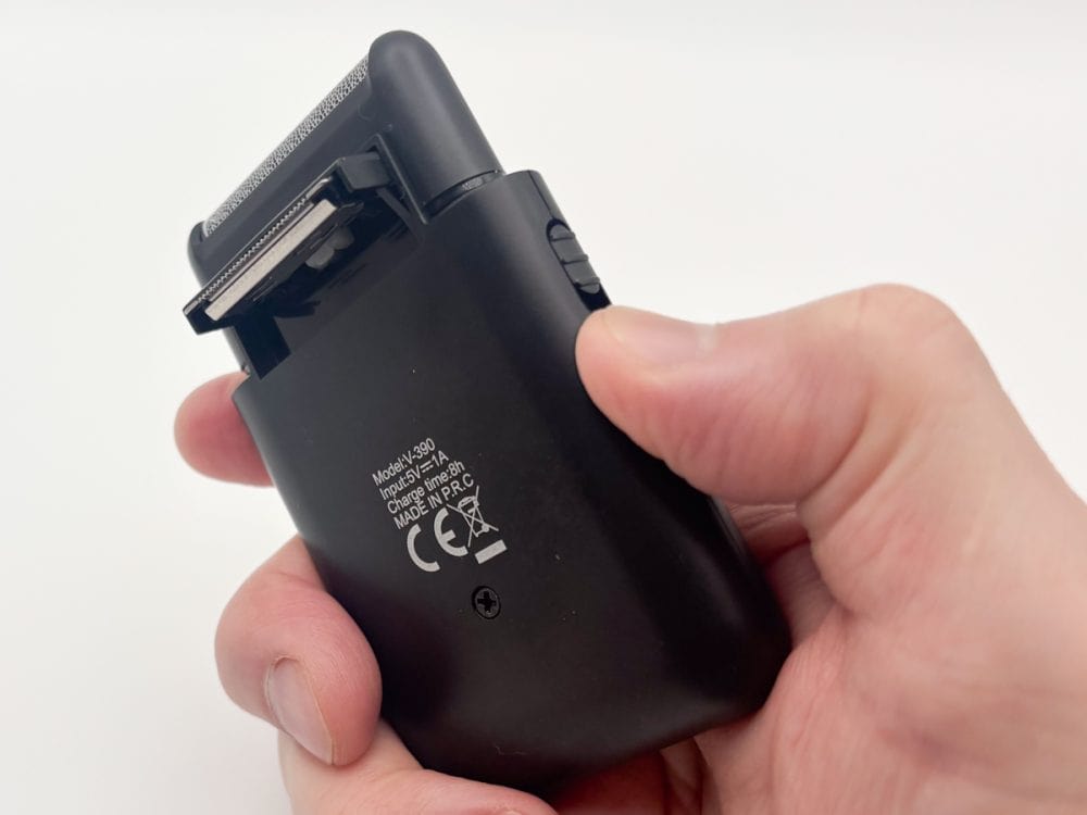 VGR V-390スーパートリムはキワ剃り刃も付属しています