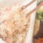 「黒酢あんのおかずと五目ご飯って合うのかな？」と思っていたけれど、薄味加減がちょうどよくおかわりが欲しくなるほどです