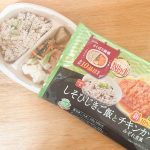 「しそひじきご飯とチキンカツみぞれ煮風」は2つに仕切られたトレーにメインディッシュとごはんが入っています