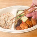 「五目ご飯と鶏と野菜の黒酢あん」はワンパックで胃袋に覚える満足感だけでなく、肉、野菜、主食と栄養のバランスがよく取れる感じもあります