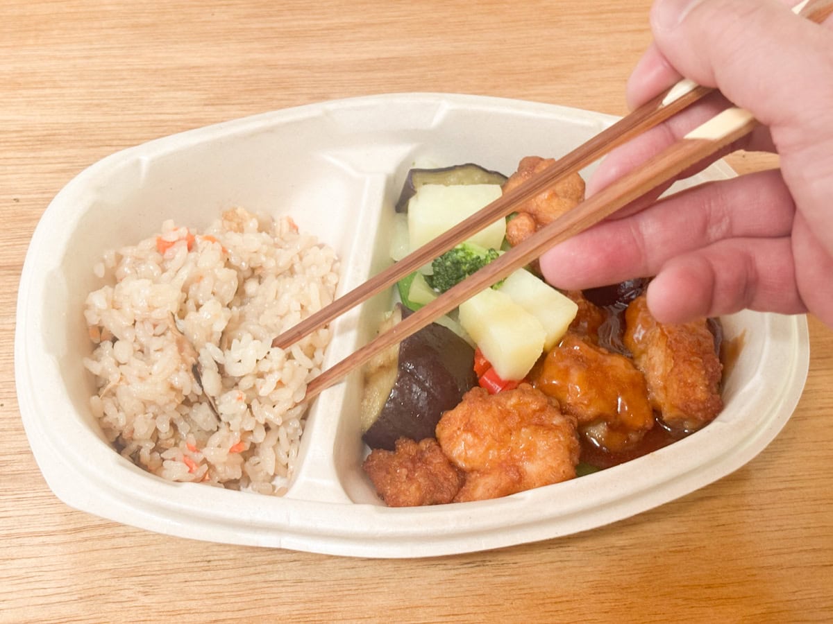 「五目ご飯と鶏と野菜の黒酢あん」はワンパックで胃袋に覚える満足感だけでなく、肉、野菜、主食と栄養のバランスがよく取れる感じもあります