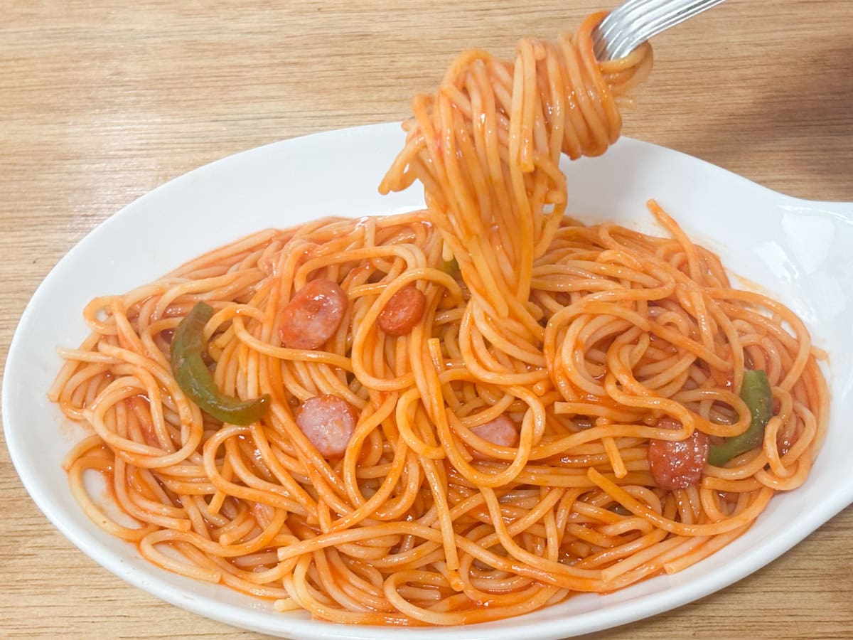 甘い濃厚ソースがポイントのジューシーナポリタンはトマトの旨みをしっかり感じる甘めの濃厚ソース！